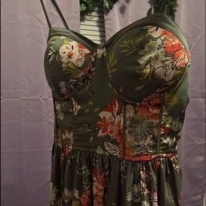 cute dress, i’m 5’4 and it goes to about the knee, used once for like two hours